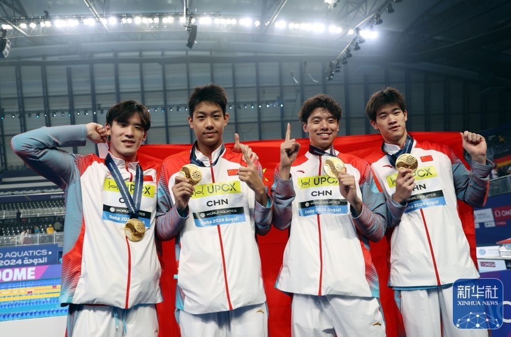 2月11日，2024年多哈游泳世錦賽男子4×100米自由泳接力決賽，中國隊(duì)選手王浩宇、張展碩、季新杰和潘展樂（從左到右）在頒獎儀式后合影慶祝。新華社記者 雒圓 攝