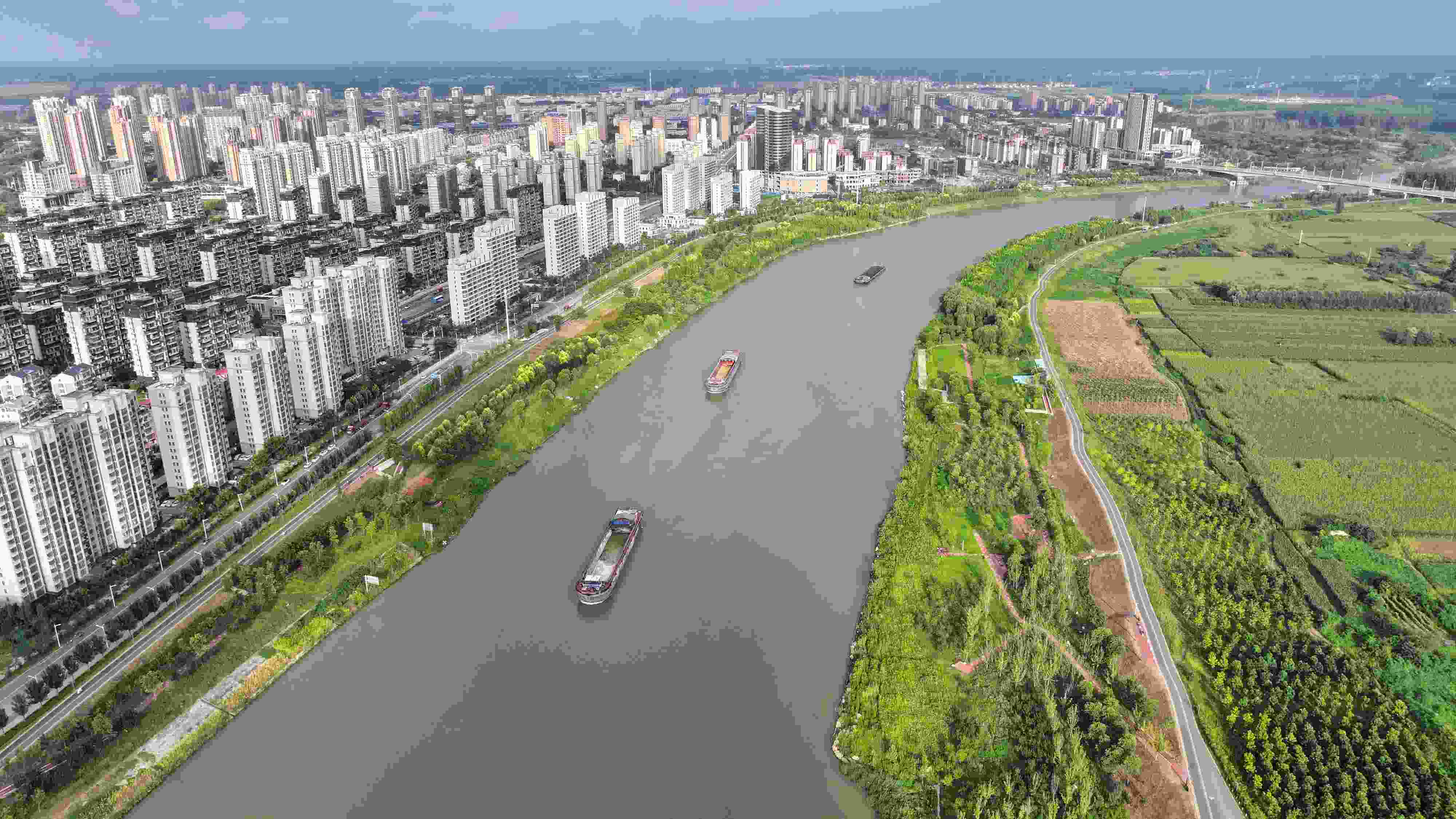 △ 2023年8月21日，安徽阜陽，初秋時節(jié)，界首城市建設(shè)與沙潁河水系、橋梁和綠植相映襯，構(gòu)成一幅生態(tài)宜居的美麗畫卷。