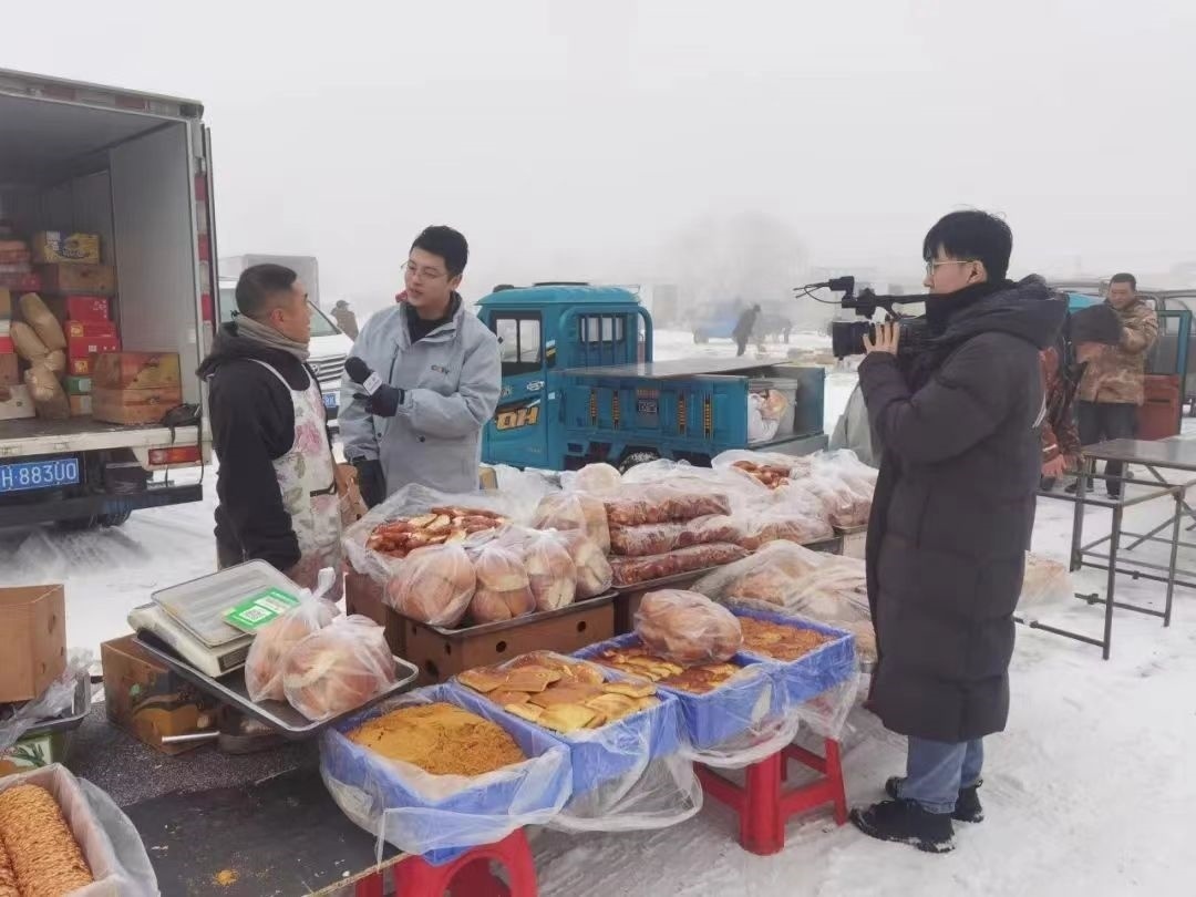 △ 2024年1月1日，在中央廣播電視總臺中央電視臺《新年新愿》報道中，遼寧營口鲅魚圈區(qū)大集賣餅干的小哥憨態(tài)可掬的表情、生機勃勃的臉龐、充滿煙火氣的新年愿望，讓他火爆出圈。