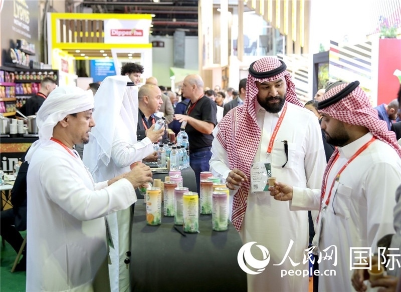 圖為專業(yè)觀眾在海灣食品展飲料展區(qū)參觀。人民網(wǎng) 塔里克·易卜拉欣攝