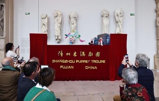 2月10日，在位于法國巴黎埃菲爾鐵塔附近的“建筑與遺產(chǎn)之城”博物館，觀眾欣賞漳州布袋木偶戲。新華社記者高靜攝