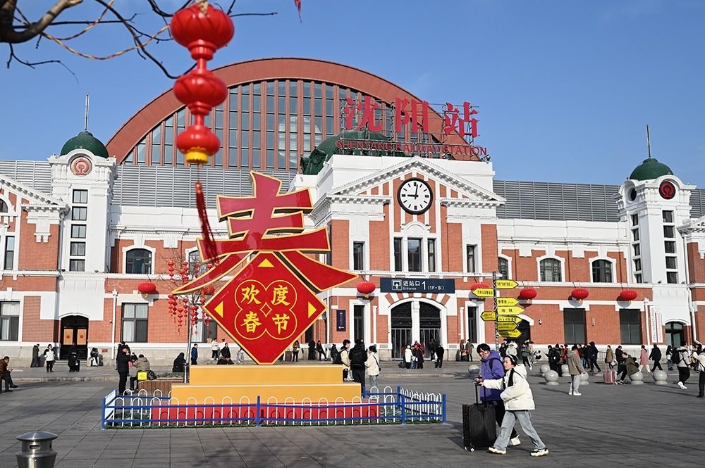 △ 2024年2月17日，沈陽站，人們拉著大大小小的行李箱，踏上了龍年新征程。