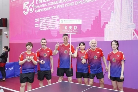 2021年，歐君廷（左三）參加上海紀(jì)念中美乒乓外交50周年活動