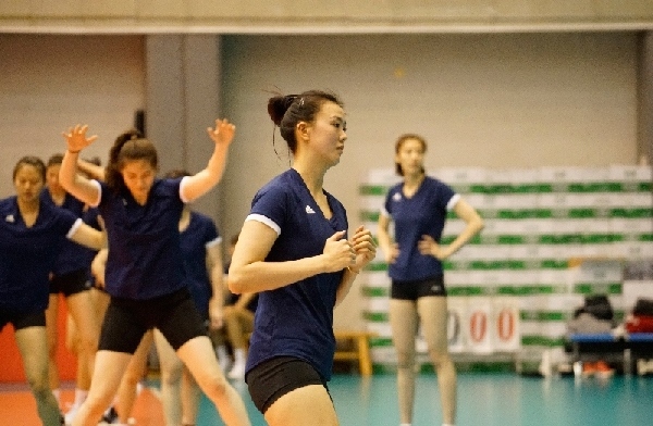 張常寧（右二）在訓(xùn)練中。人民網(wǎng)記者李乃妍攝