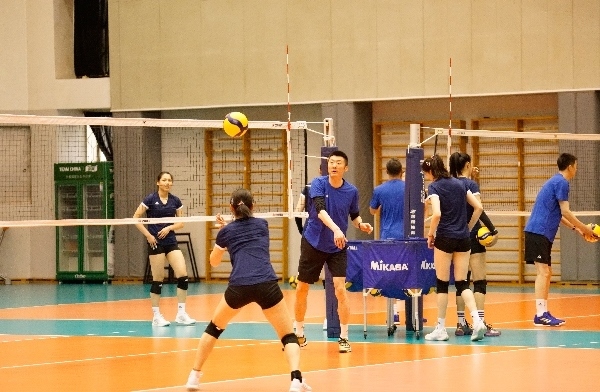 女排隊(duì)員在訓(xùn)練中。人民網(wǎng)記者李乃妍攝