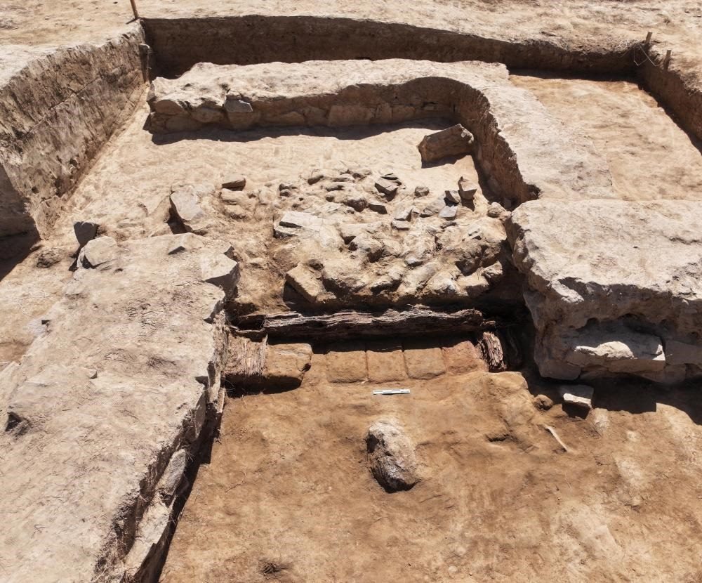 這是都蘭熱水墓群北一區(qū)M37號(hào)（“羊圈墓”）祭祀建筑的木質(zhì)門構(gòu)。