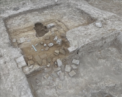 這是都蘭熱水墓群北一區(qū)M37號(hào)（“羊圈墓”）祭臺(tái)的砌磚。