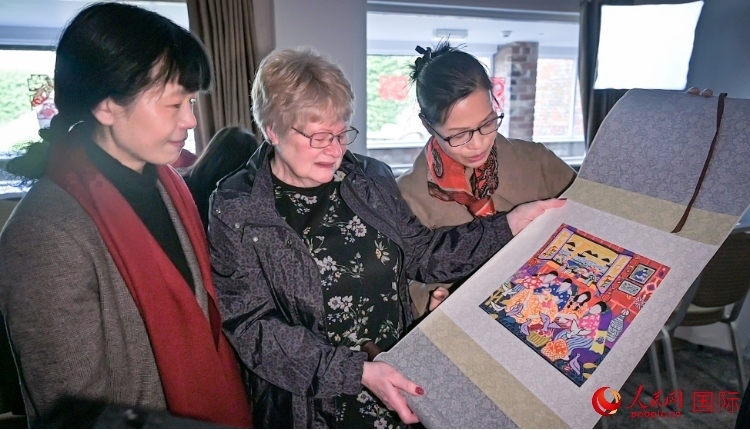 贈送舟山漁民畫。人民網(wǎng) 郭錦標(biāo)攝