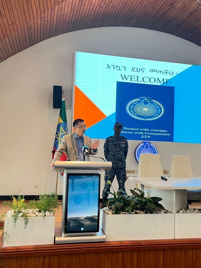 圖為駐埃塞使館首席館員申欽民公參致辭。亞的斯亞貝巴大學孔子學院供圖