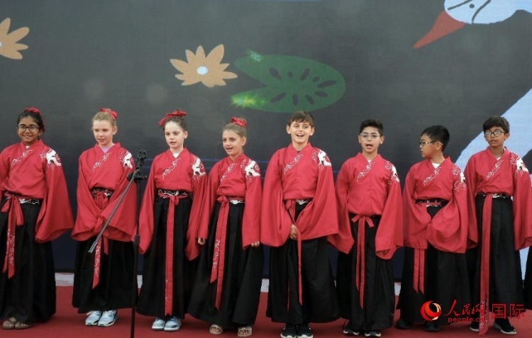 來自世界各地的小朋友一同誦讀中國古詩。人民網(wǎng) 滕婧含攝