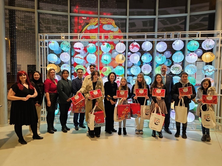 獲獎(jiǎng)學(xué)生合影。翟朝暉攝