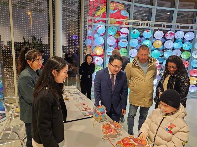 匈牙利小朋友猜燈謎。翟朝暉攝