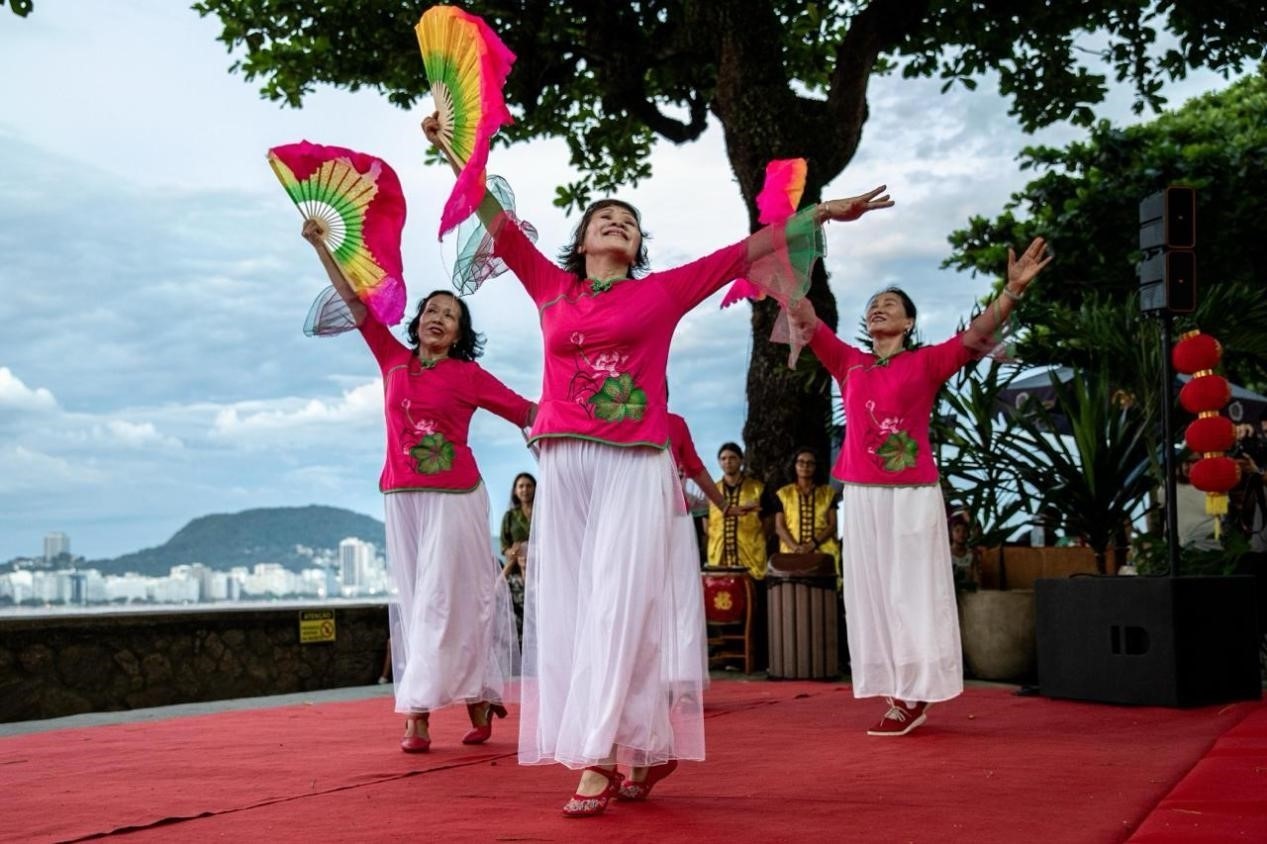 當(dāng)?shù)貢r(shí)間2月24日晚，2024年元宵節(jié)慶?；顒?dòng)在巴西里約熱內(nèi)盧市科帕卡巴納要塞舉辦。巴西山河文化促進(jìn)中心供圖