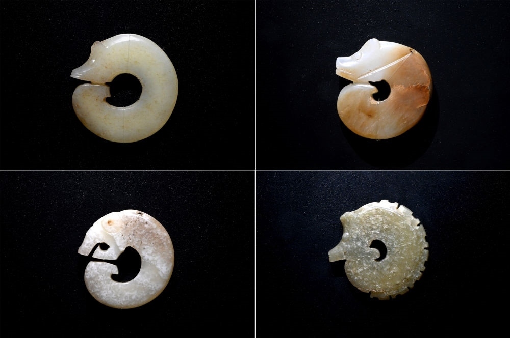 這是在殷墟博物館新館內(nèi)展出的龍形玉玦（拼版照片，1月9日攝）