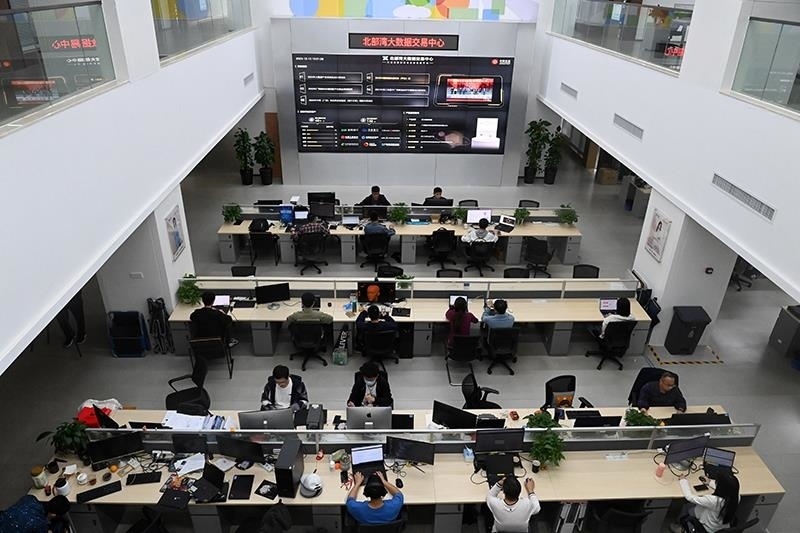 2023年12月12日，中國(guó)－東盟信息港股份有限公司員工在工作中。