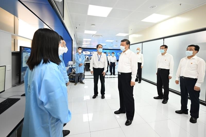 2023年7月6日，習(xí)近平總書記在江蘇南京市考察紫金山實(shí)驗(yàn)室時(shí)，同科研人員親切交流。