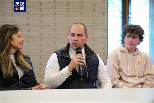 △馬斯卡廷中學(xué)高中部校長瑞安·卡斯爾