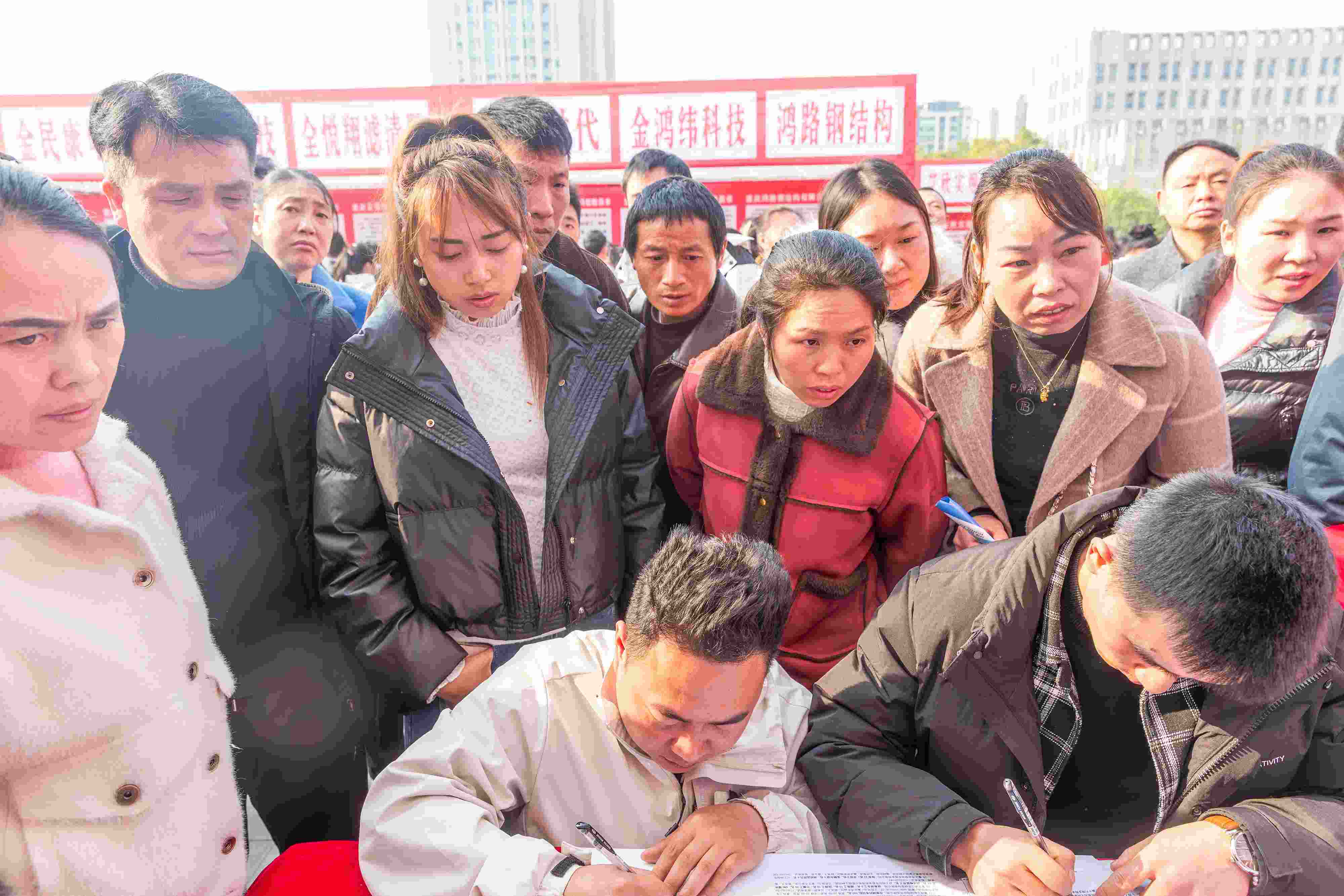 △ 2024年2月19日，重慶市南川區(qū)舉辦2024“春風(fēng)行動”招聘會，為企業(yè)和求職者牽線搭橋，助力務(wù)工人員返崗就業(yè)、企業(yè)復(fù)產(chǎn)復(fù)工。