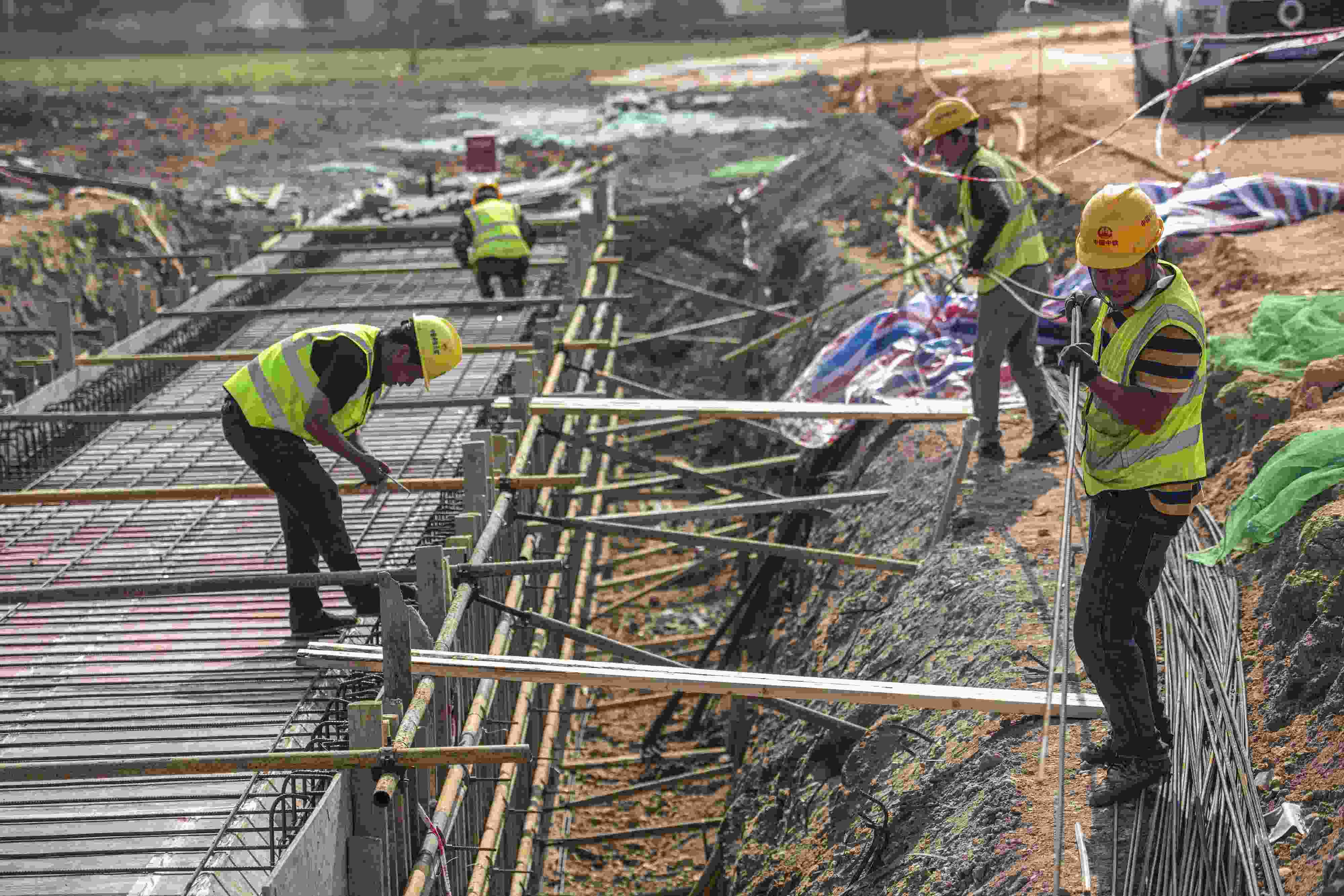 △ 2024年2月20日，海南省瓊海市，工程機(jī)械在博鰲樂城國際醫(yī)療旅游先行區(qū)康健路上加緊施工。