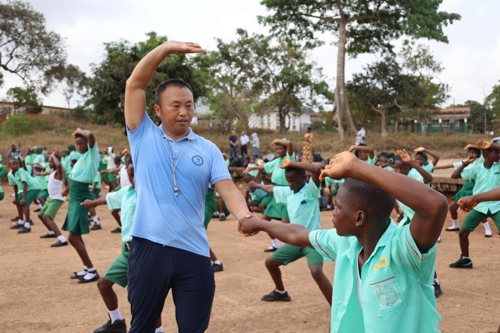 2月20日，在塞拉利昂首都弗里敦，來自塞拉利昂大學孔子學院的武術(shù)教師劉偉在為當?shù)貙W生上武術(shù)課。