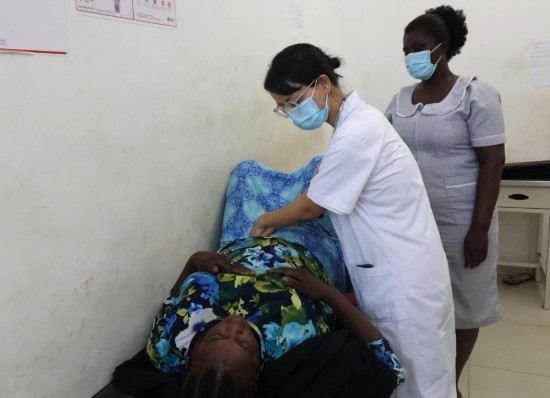 2023年2月27日，在塞拉利昂首都弗里敦，一名中國醫(yī)療隊的醫(yī)生正在為患者檢查身體。