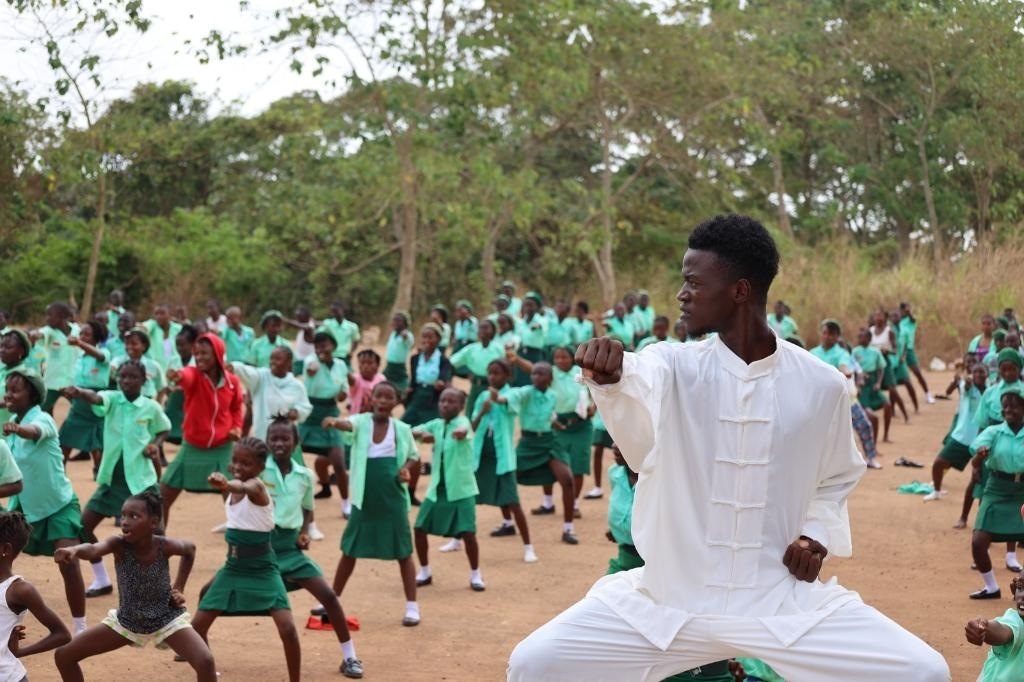2月20日，在塞拉利昂首都弗里敦，當?shù)貙W生在上武術(shù)課。