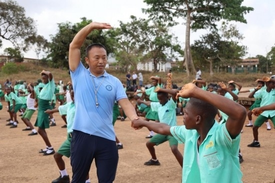 2月20日，在塞拉利昂首都弗里敦，來自塞拉利昂大學孔子學院的武術教師劉偉在為當?shù)貙W生上武術課。