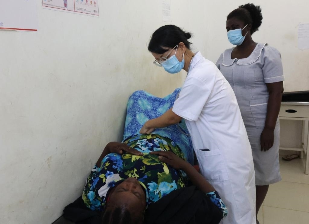 2023年2月27日，在塞拉利昂首都弗里敦，一名中國醫(yī)療隊的醫(yī)生正在為患者檢查身體。