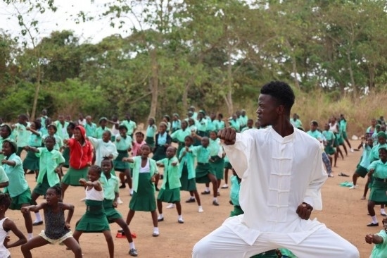 2月20日，在塞拉利昂首都弗里敦，當?shù)貙W生在上武術課。