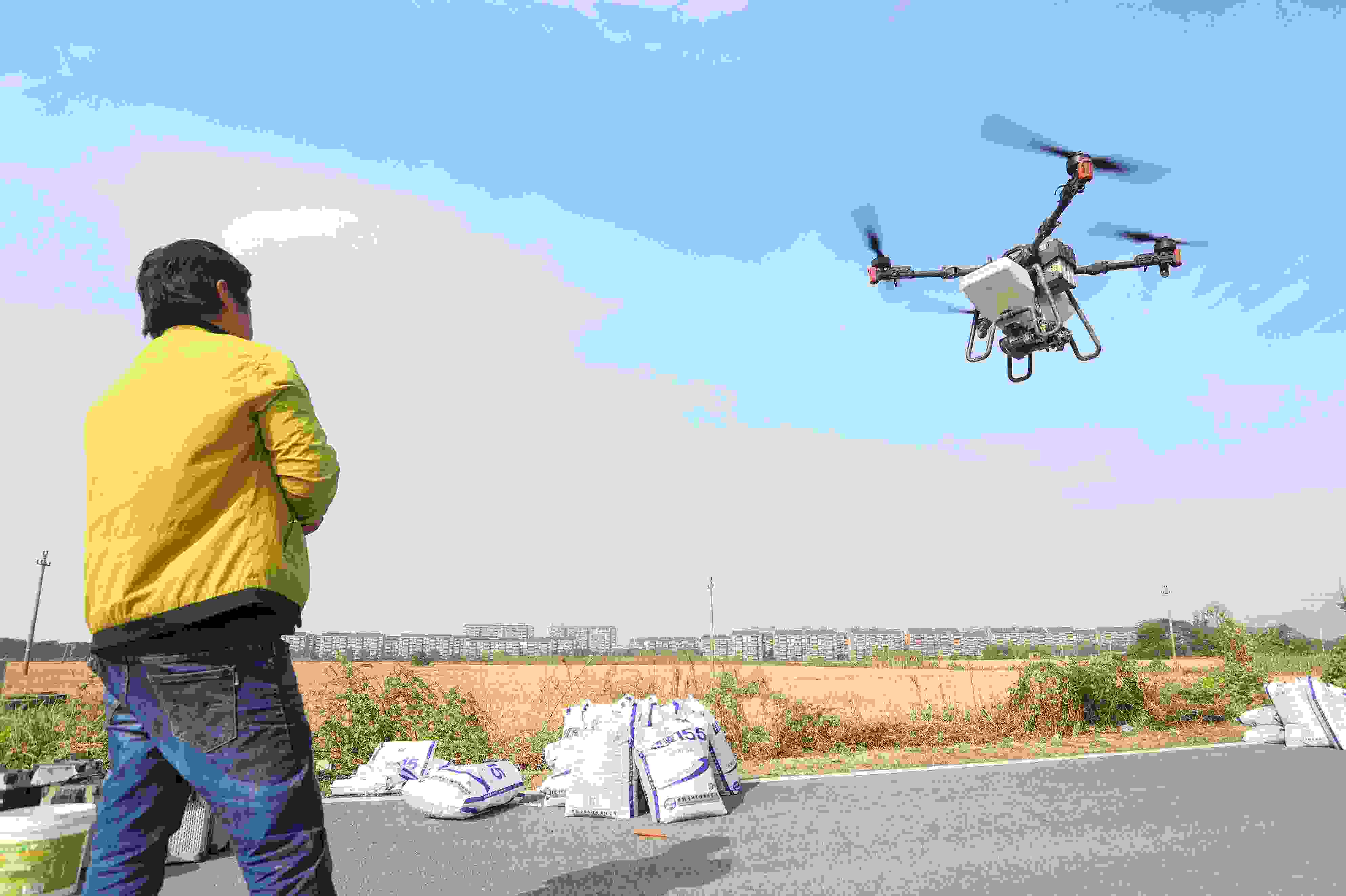 2023年11月15日，浙江嘉興，南湖區(qū)七星街道一處農(nóng)田里，農(nóng)民操縱無人機(jī)進(jìn)行冬小麥飛播。