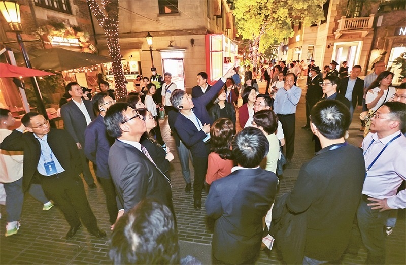 2023年4月18日，全國無黨派人士考察團(tuán)來到位于上海市黃浦區(qū)的上海新天地開放式街區(qū)考察夜經(jīng)濟(jì)。 新華社記者 王翔/攝