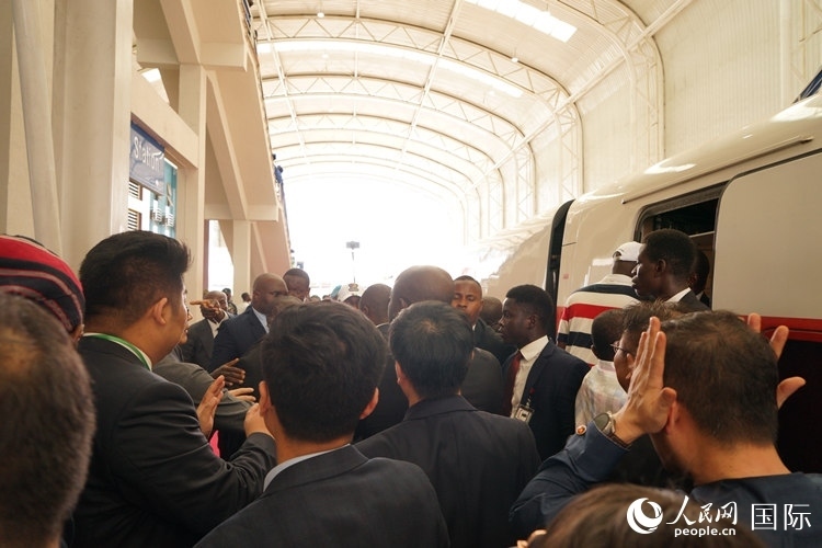 人們爭相前往紅線試乘。人民網(wǎng)記者 姜宣攝