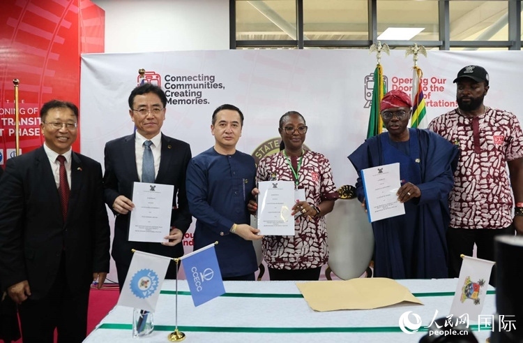 中國土木尼日利亞公司執(zhí)行董事張志臣（左三）與桑沃-奧盧（右二）分別代表雙方簽署了項(xiàng)目二期合同。閆玉娟攝