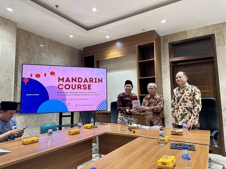 阿拉扎大學(xué)孔子學(xué)院向獨(dú)立清真寺贈(zèng)書。阿拉扎大學(xué)孔子學(xué)院供圖