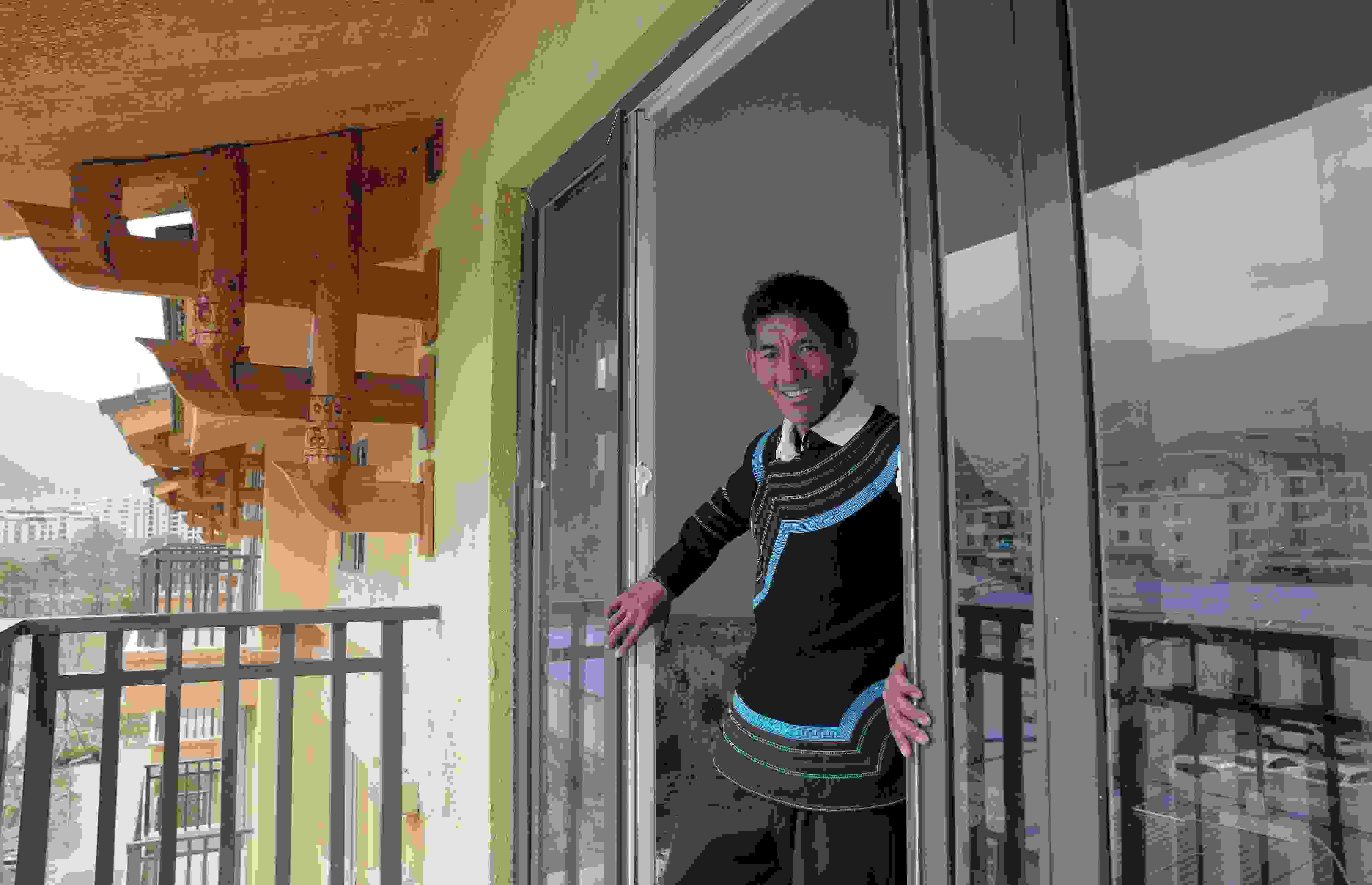 2020年5月14日，四川涼山彝族自治州昭覺縣，“懸崖村”村民某色伍哈入住新房。