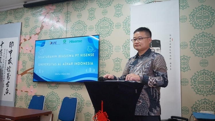 海信印尼公司總經(jīng)理李現(xiàn)委致辭。阿拉扎大學(xué)孔子學(xué)院供圖