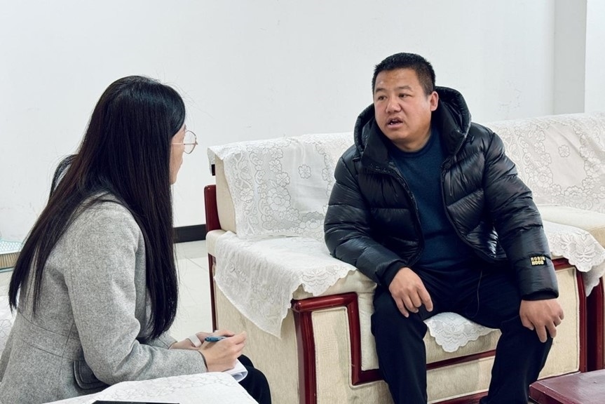 人民網(wǎng)記者采訪(fǎng)“在水一方”小區(qū)住戶(hù)。人民網(wǎng) 高清揚(yáng)攝