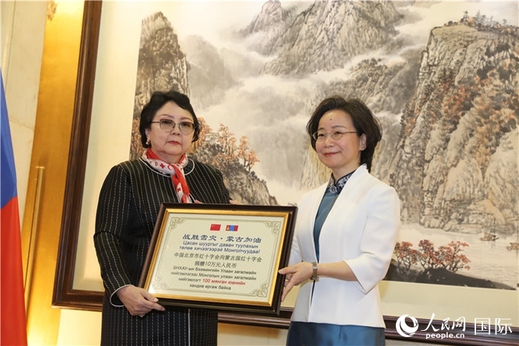 沈大使向?qū)殑跔柆敚ㄗ螅┟貢L(zhǎng)轉(zhuǎn)交捐款。人民網(wǎng)記者 霍文攝