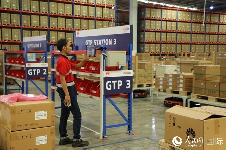 華為5G智能倉(cāng)庫里，工作人員正在利用智能系統(tǒng)辦公。人民網(wǎng)記者 曹師韻攝