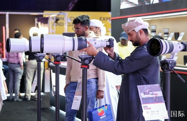 參觀者在體驗攝影設(shè)備。人民網(wǎng)塔里克·易卜拉欣攝