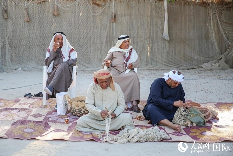 漁民演示制作漁網(wǎng)。人民網(wǎng) 塔里克·易卜拉欣攝