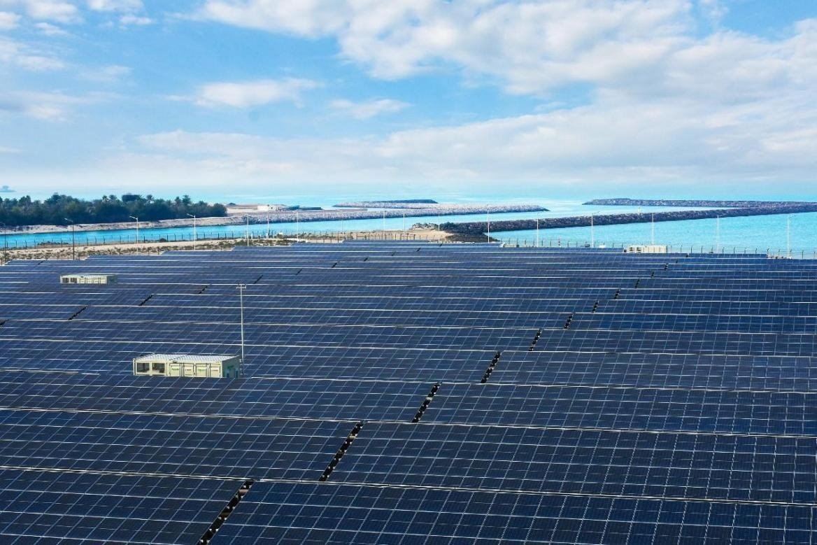 項(xiàng)目廣泛采用光伏補(bǔ)償發(fā)電系統(tǒng)，降低能源消耗。山東電建三公司供圖