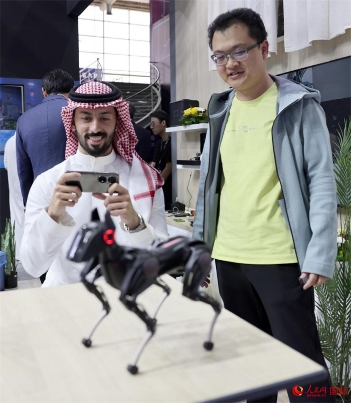 一名觀眾在體驗(yàn)操作機(jī)器狗。人民網(wǎng)記者 管克江攝