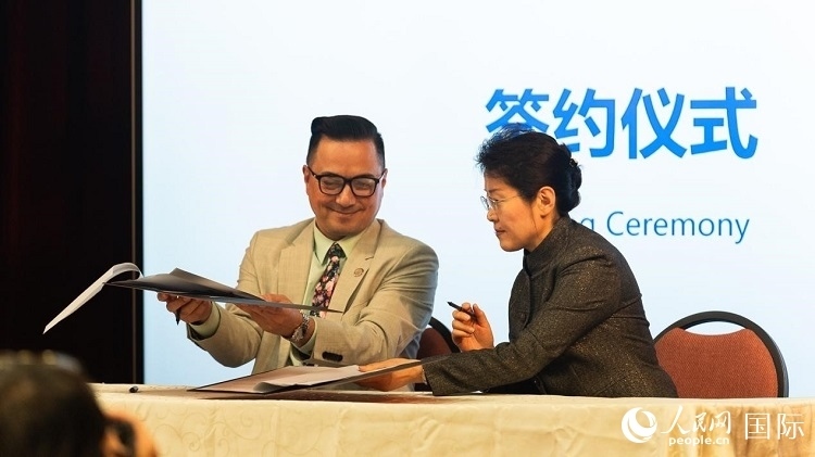 山東省圖書(shū)館與舊金山公共圖書(shū)館簽署合作協(xié)議。