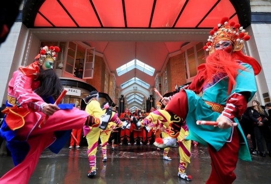  2024年2月10日，來自廣東普寧的英歌舞團(tuán)演員在英國倫敦伯靈頓拱廊街表演英歌舞。新華社記者 李穎 攝