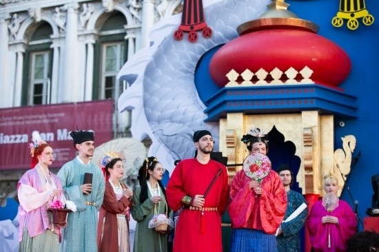  2024年2月13日，在意大利威尼斯，志愿者身著漢服進(jìn)行表演。新華社記者 李京 攝