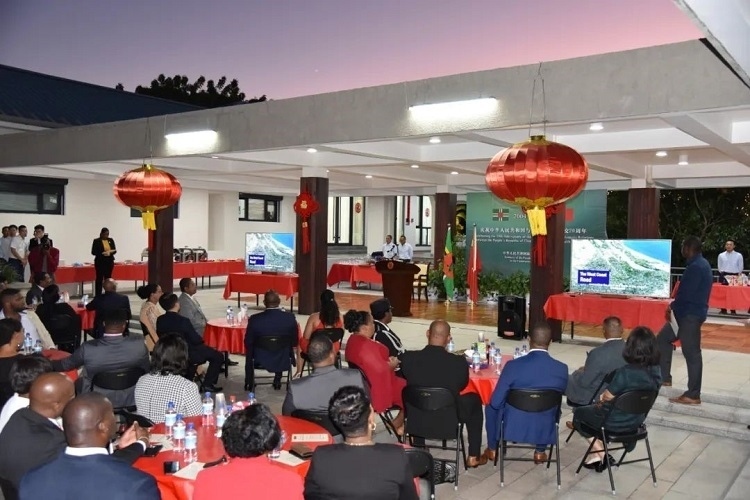 當(dāng)?shù)貢r間3月13日，慶祝中國與多米尼克建交20周年招待會在中國駐多大使館舉行。中國駐多米尼克大使館供圖