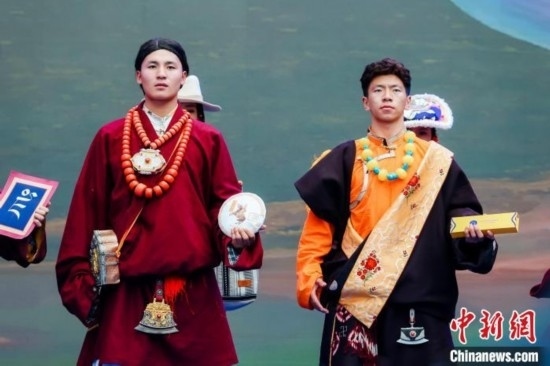 圖為身著民族服飾的演員們展示果洛特產(chǎn)。 果洛州文體旅游廣電局 供圖