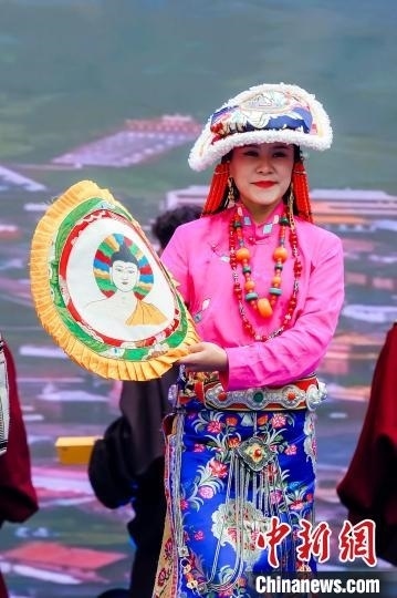 圖為身著民族服飾的演員們展示果洛特色產(chǎn)品。 果洛州文體旅游廣電局 供圖
