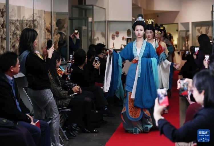 3月13日，在位于法國巴黎的吉美國立亞洲藝術(shù)博物館，模特展示敦煌復(fù)原服飾。新華社記者 高靜 攝